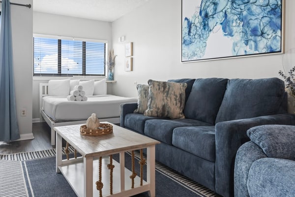 Stop your search now! Palace 202 is the perfect spot for you! This beautifully renovated oceanfront studio offers endless views of the ocean, plenty of kitchen space, and enough room for two guests, making it perfect for a couples getaway or a nice retreat for friends!