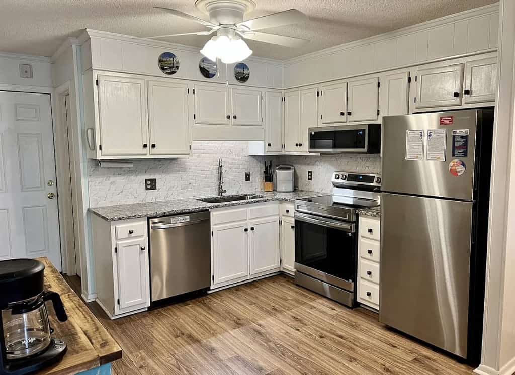 Welcome to Sea Cabin 131, a relaxing oceanview retreat perfect for a small family or group of friends looking for a peaceful getaway that suits everyone. With a king bed, full bed, and twin bed, this comfortable condo can sleep up to five guests.