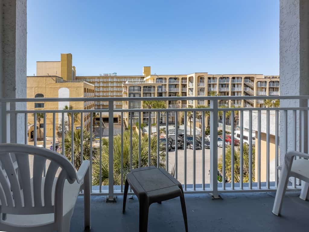 Your perfect beach getaway awaits! Stay in this cozy furnished 5th-floor ocean-view studio at Sea Mist Resort in Myrtle Beach. It sleeps up to 4 with a full bed and sleeper sofa. Enjoy a private balcony, full kitchen, Wi-Fi, cable TV, and all essentials for a comfortable stay. Ideal for couples, friends, or small families.

Please note: pools are currently unavailable with no reopening date.