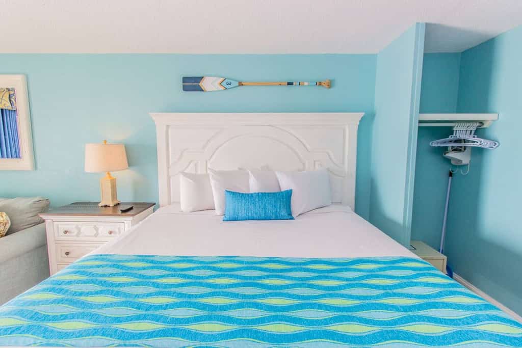 Located on the 13th-floor, this unit offers beautiful South-facing views and will comfortably accommodate 4 guests with 1 king bed and 1 full-size sleeper sofa.

Free Wi-Fi and Cable are available.

Unfortunately, all pools are currently unavailable for guest use with no anticipated reopening date.