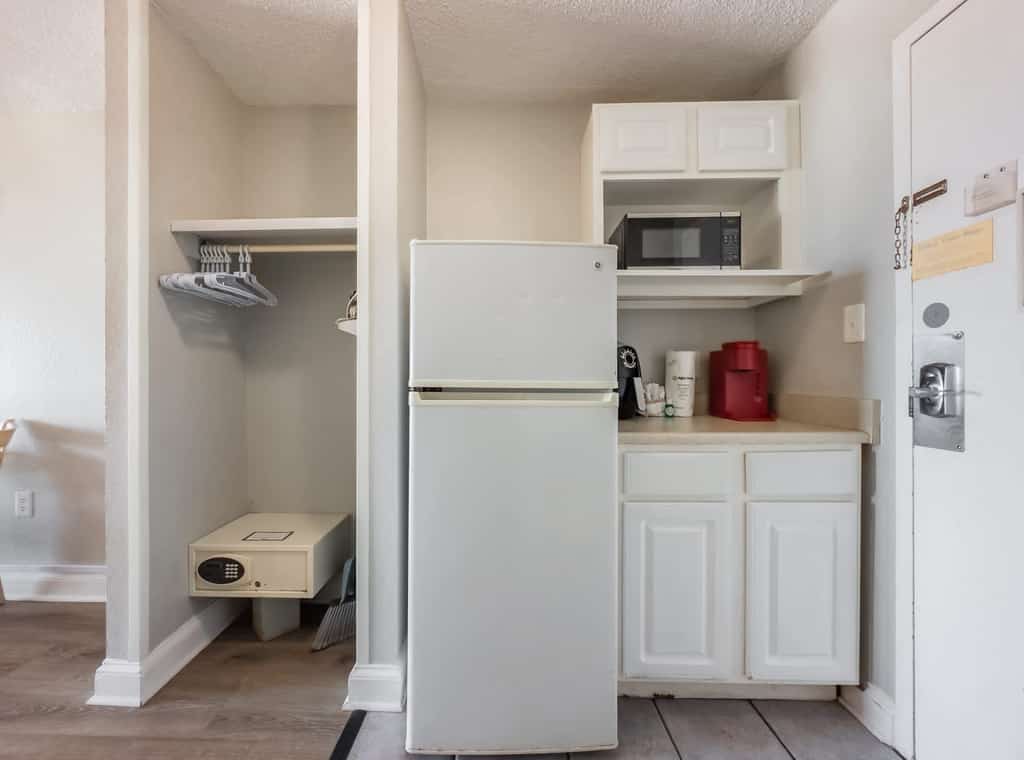 Your search for the perfect Myrtle Beach getaway ends here! Welcome to this inviting 16th floor ocean view condo at the Sea Mist Resort, where comfort, convenience, and beautiful coastal scenery come together for an unforgettable vacation. Whether you're planning a romantic escape, a weekend with friends, or a family beach trip, this fully furnished condo comfortably accommodates up to 4 guests with two full sized beds and everything you need to feel right at home.

Wi-Fi and Cable are available.

Unfortunately, all pools are currently unavailable for guest use with no anticipated reopening date.