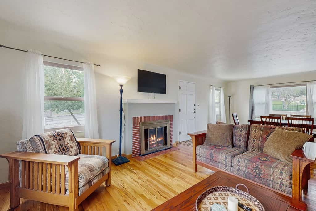 The Aspen House: Cozy 2BR, Fireplace, Across from Thorpe Park, Near Downtown
