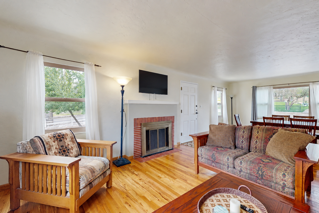 The Aspen House: Cozy 2BR, Across from Thorpe Park, Near Downtown