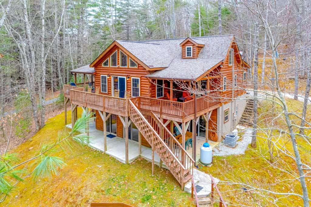 Spacious cabin near lake & boat ramp with firepit, foosball, bar, decks & WiFi
