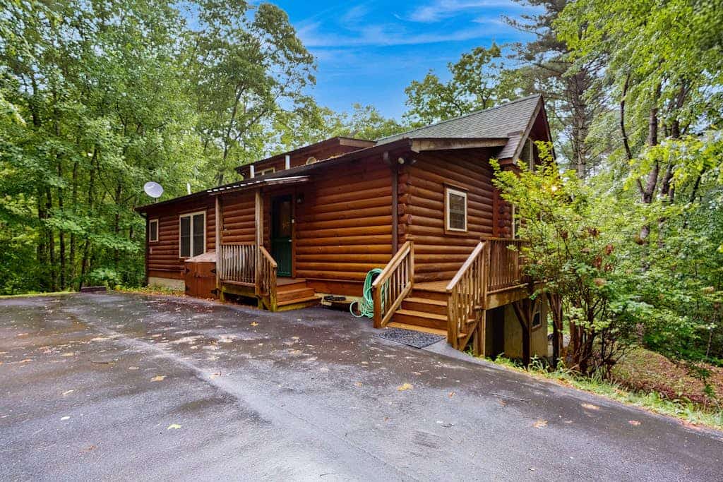 Spacious cabin near lake & boat ramp with firepit, foosball, bar, decks & WiFi