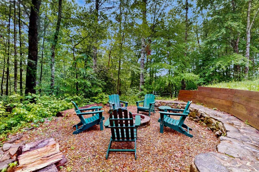 Spacious cabin near lake & boat ramp with firepit, foosball, bar, decks & WiFi