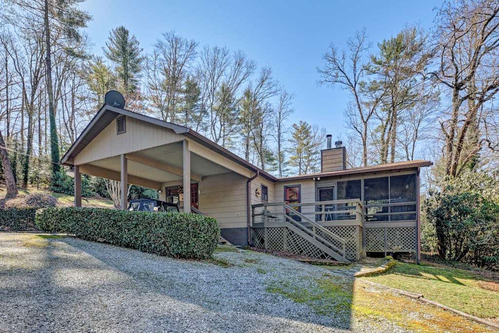 Gorgeous cabin on 2 wooded acres with furnished sunroom and washer/dryer