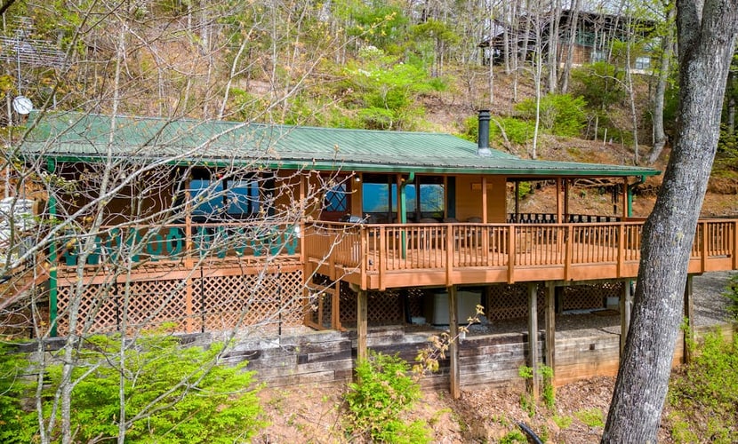 Private cabin with breathtaking mountain view, large deck, fireplace & firepit