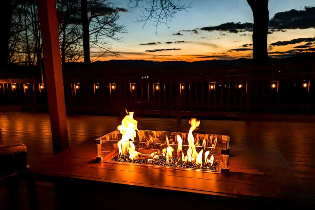Private cabin with breathtaking mountain view, large deck, fireplace & firepit