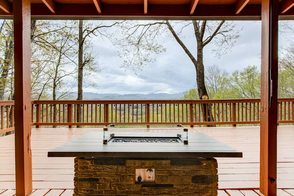 Private cabin with breathtaking mountain view, large deck, fireplace & firepit