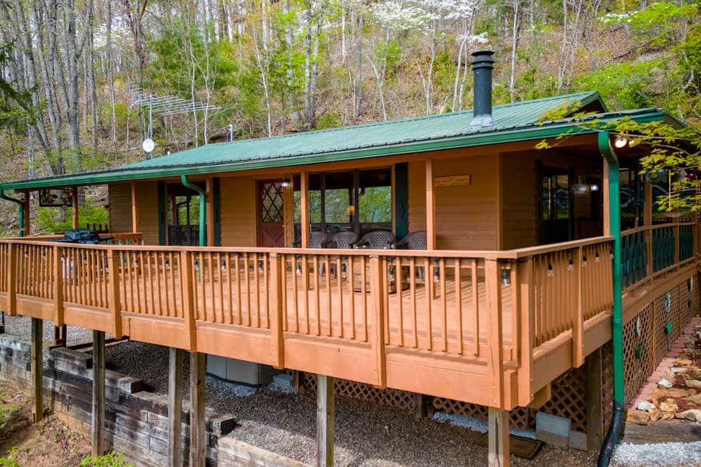 Private cabin with breathtaking mountain view, large deck, fireplace & firepit
