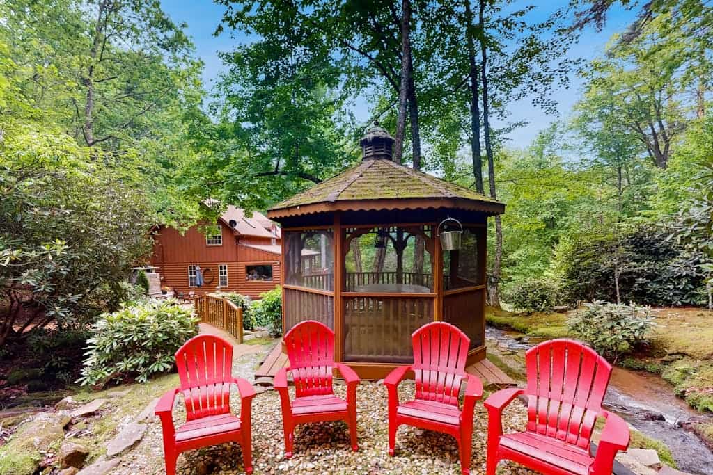 Cashiers, Lake Glenville Highlands Retreat Waterfall, Fire Pit, AC, Dog-Friendly