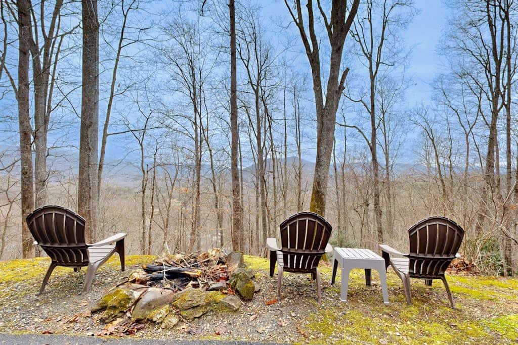 Luxurious cabin w/private hot tub, firepit and great views - dogs allowed
