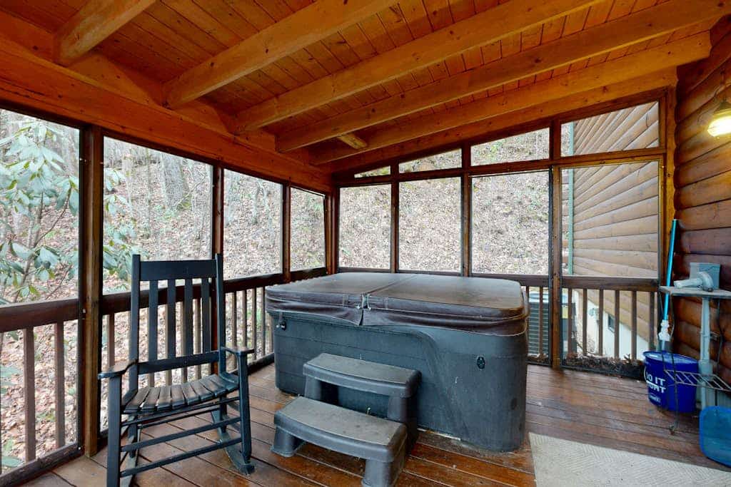Luxurious cabin w/private hot tub, firepit and great views - dogs allowed