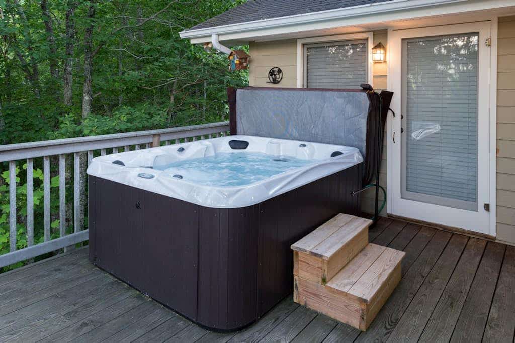 Dog-friendly house w/ gorgeous mountain views, deck & hot tub