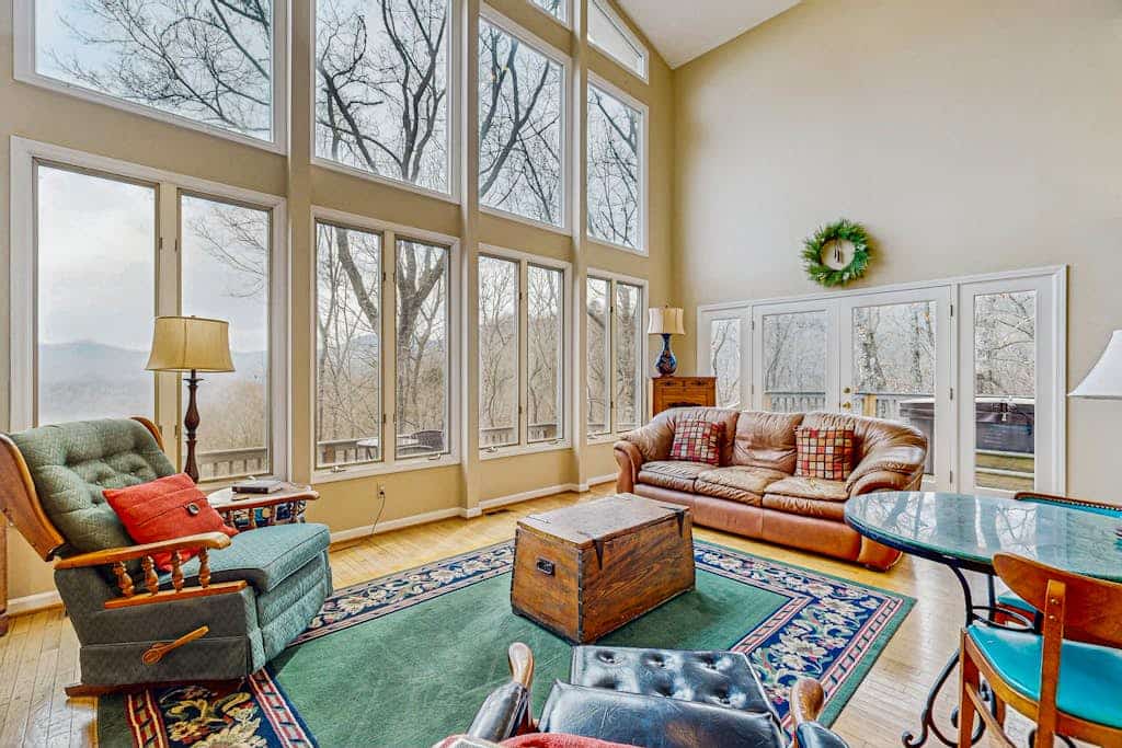 Dog-friendly house w/ gorgeous mountain views, deck & hot tub