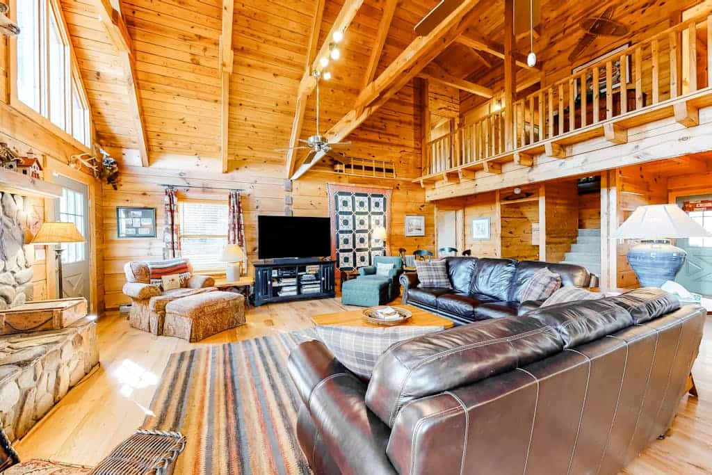 Secluded cabin with mountain views, fire pit & billiards