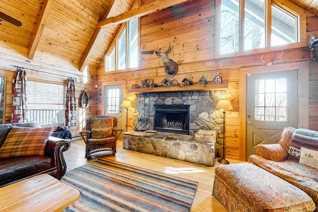 Secluded cabin with mountain views, fire pit & billiards