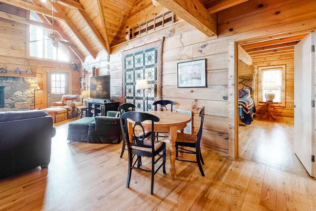 Secluded cabin with mountain views, fire pit & billiards