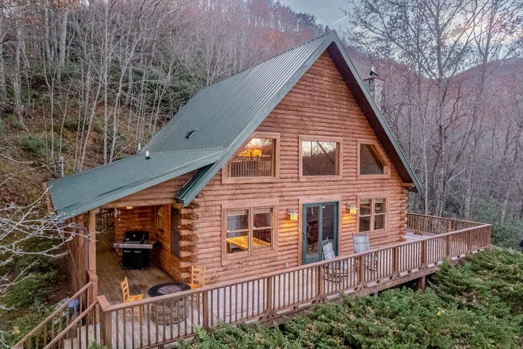 Log cabin with amazing mountain views, pool table, movie room & fireplace