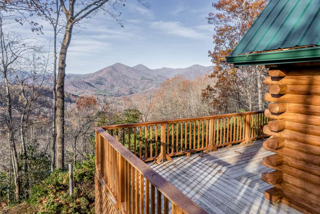 Log cabin with amazing mountain views, pool table, movie room & fireplace
