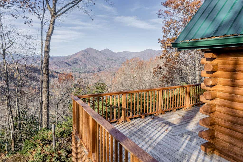 Log cabin with amazing mountain views, pool table, movie room & fireplace