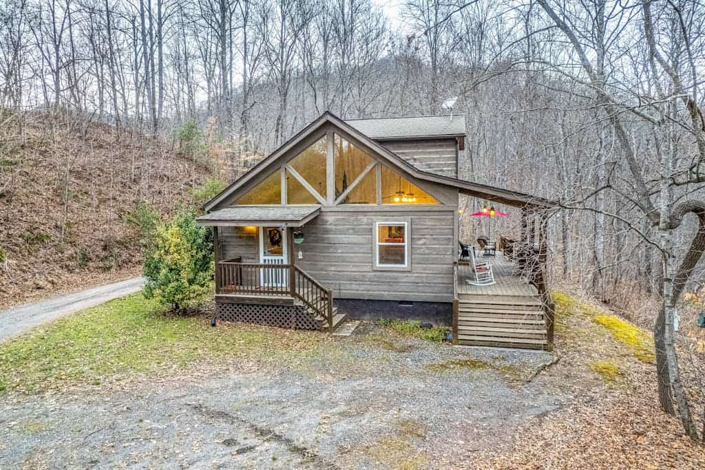 Outstanding mountain home with firepit, fast WiFi, furnished deck, views & grill