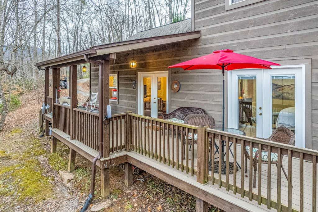 Outstanding mountain home with firepit, fast WiFi, furnished deck, views & grill