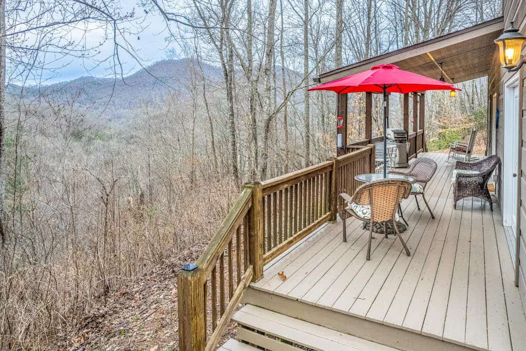 Outstanding mountain home with firepit, fast WiFi, furnished deck, views & grill