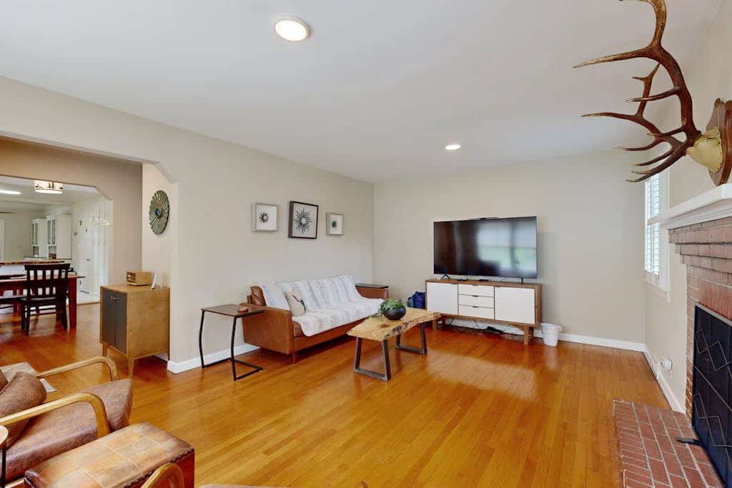 Charming Waynesville retreat: dog-friendly, nature views, near creek & trails