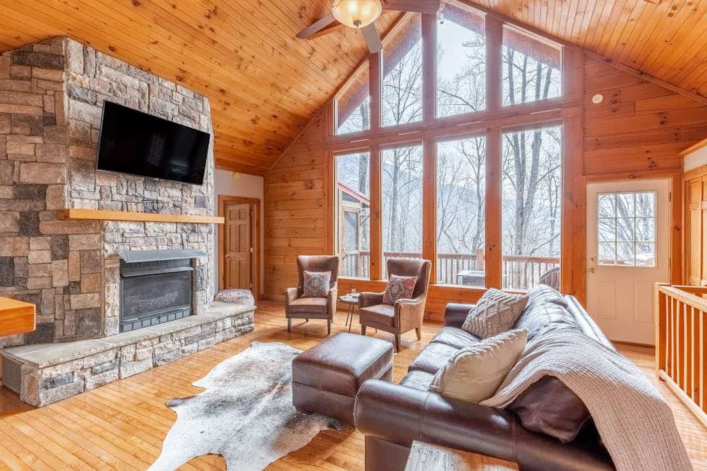 Secluded home w/wooded surroundings, grill, scenic deck, firepit & mountain view