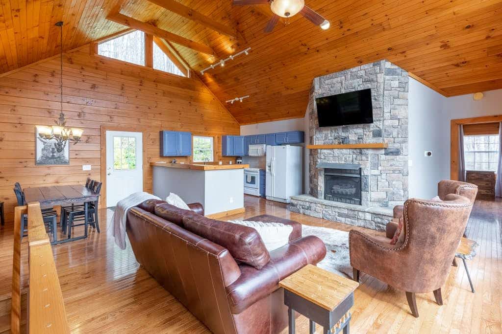 Secluded home w/wooded surroundings, grill, scenic deck, firepit & mountain view