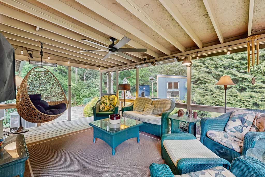 Bird-watcher's creekside cabin with screened porch, fireplace, yard, & firepit