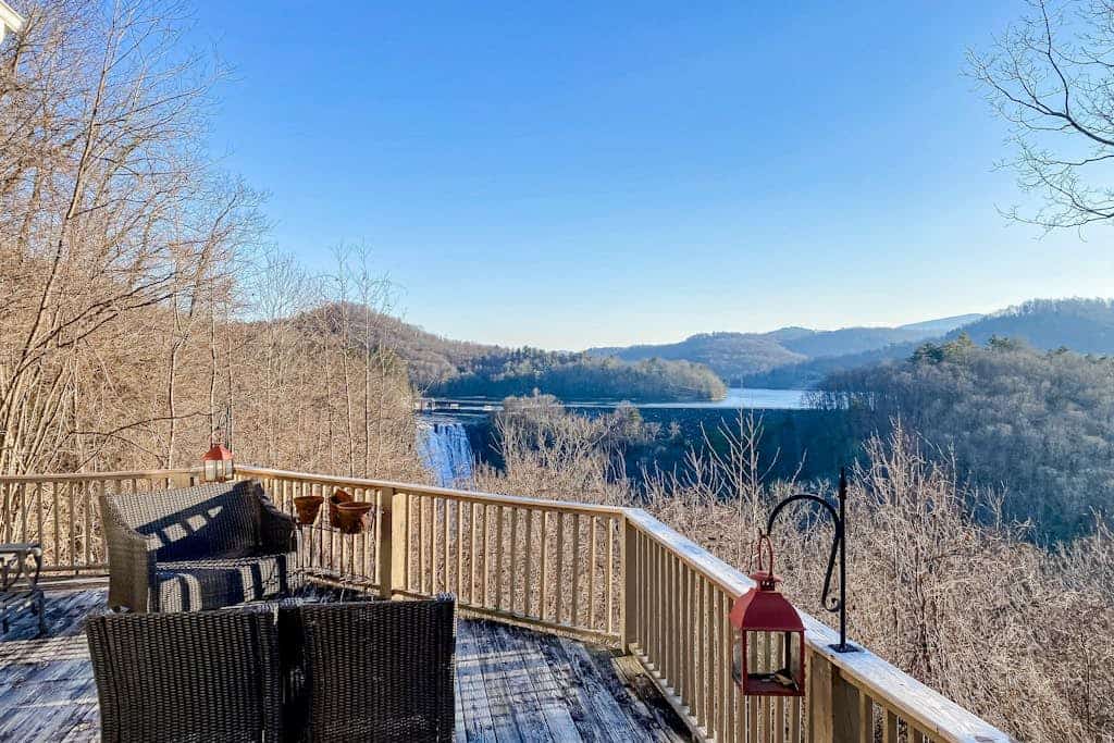 Mountain view cabin with expansive deck, balcony, & fireplace - dogs OK