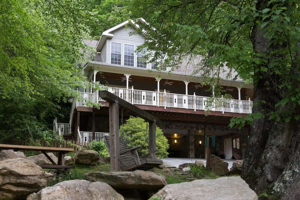 Riverfront home w/ fireplace, porch, outdoor firepit, grill and picnic table