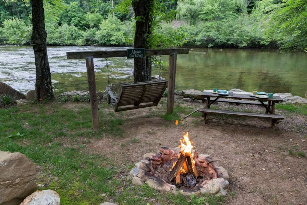 Riverfront home w/ fireplace, porch, outdoor firepit, grill and picnic table