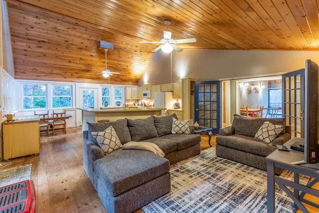 Dog-friendly home with WiFi, private washer/dryer, grill, hot tub, firepit
