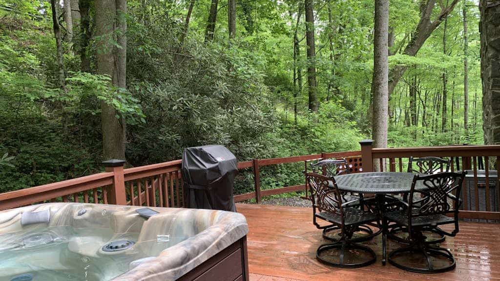 Cozy Mountain Retreat in Maggie Valley | Fireplace, Hot Tub & Outdoor Movies