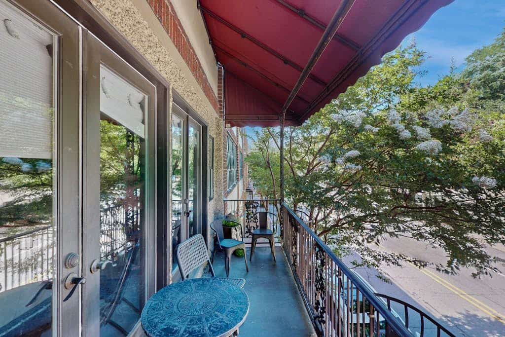 Elegantly Remodeled All-Suite Downtown Loft w/ Balcony & Chefs Kitchen