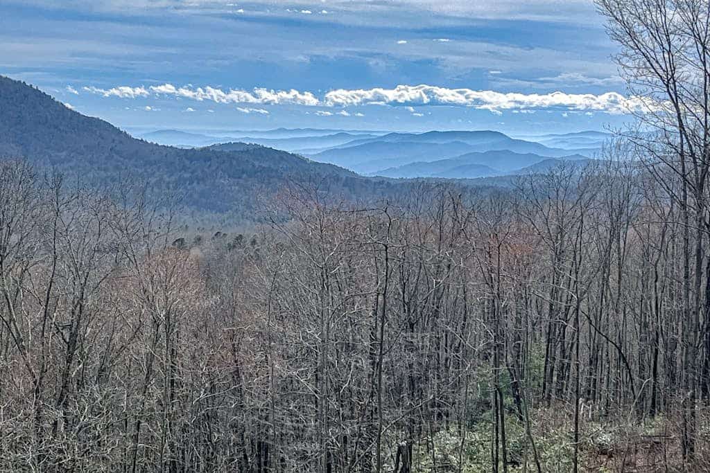 Dog-friendly mountain view cabin with furnished deck, washer/dryer