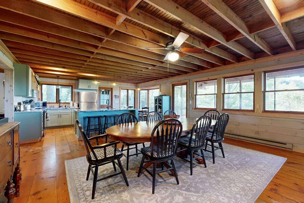 Dog-friendly mountain view cabin with furnished deck, washer/dryer
