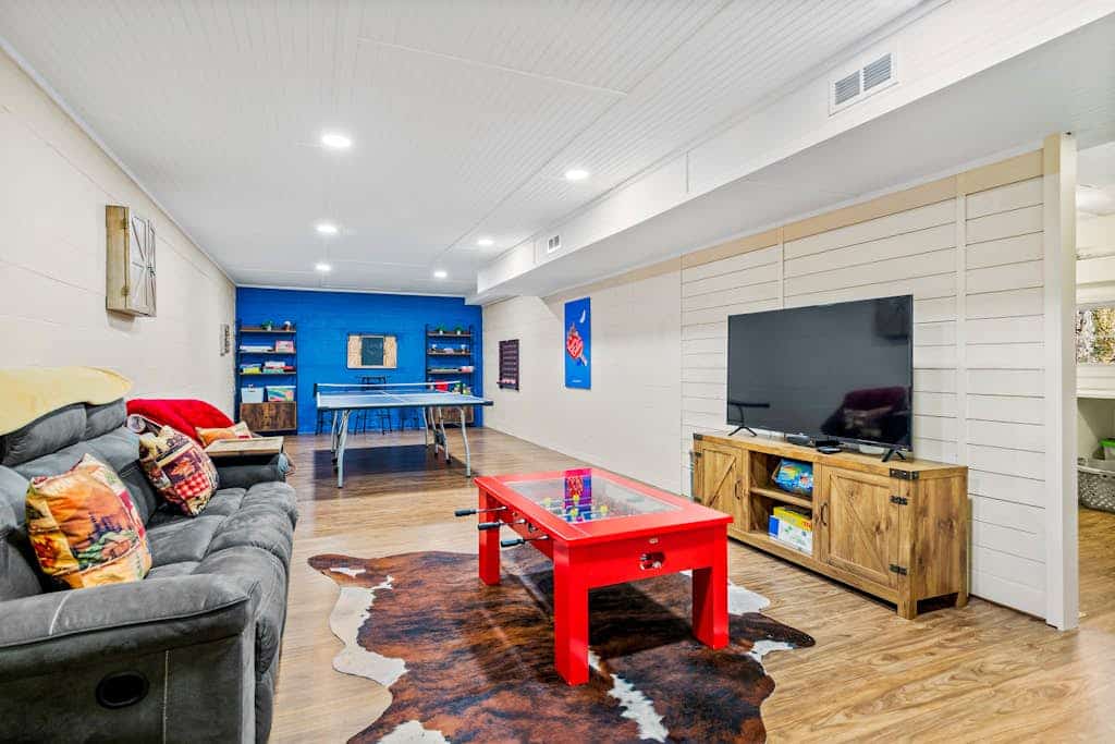 Cozy dog-friendly mountain getaway w/entertaining game room & space for everyone