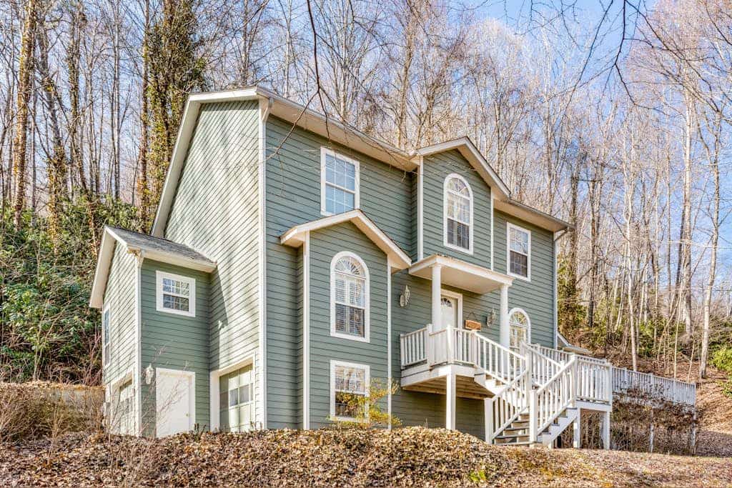 Cozy dog-friendly mountain getaway w/entertaining game room & space for everyone