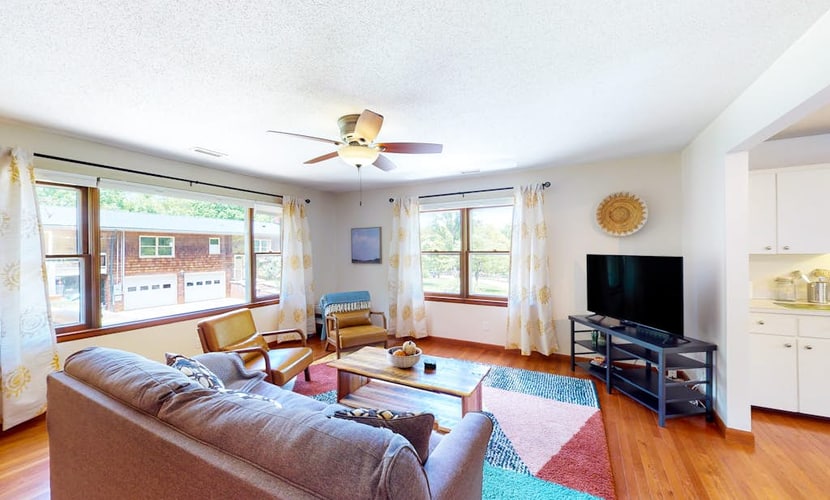 Family-friendly farm retreat on 18 acres with mountain views - board games & AC