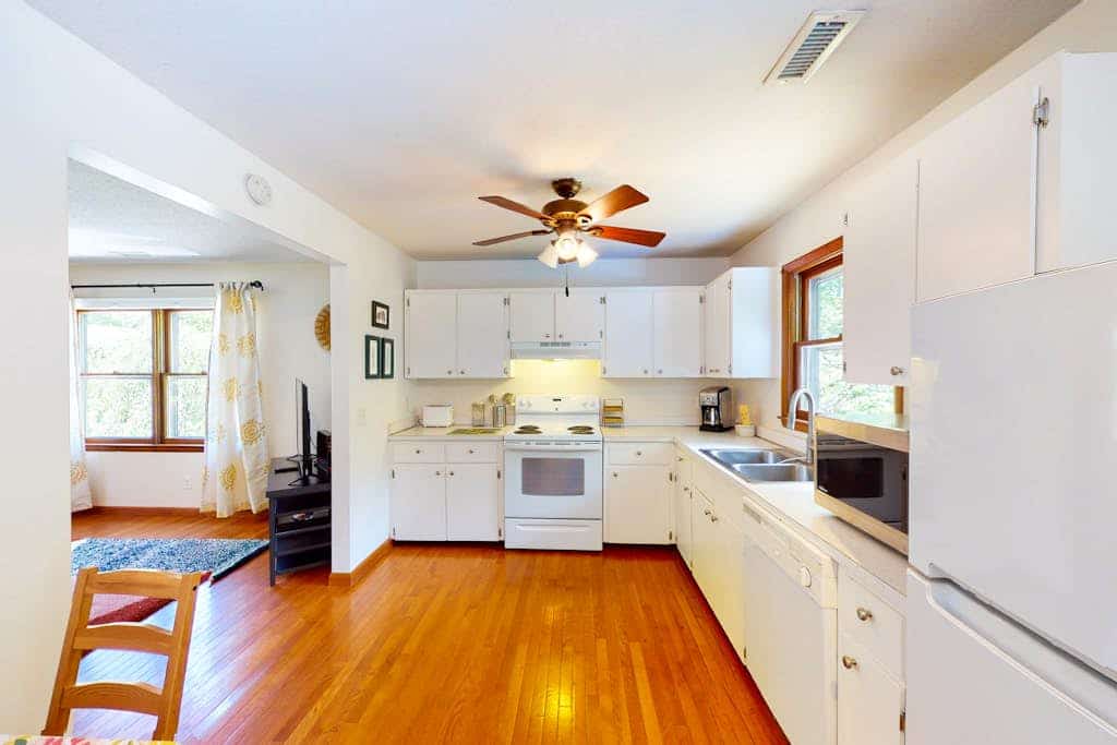 Family-friendly farm retreat on 18 acres with mountain views - board games & AC