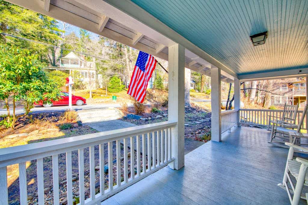 Spacious dog-friendly Montreat cottage with firepit, mountain views, & patio