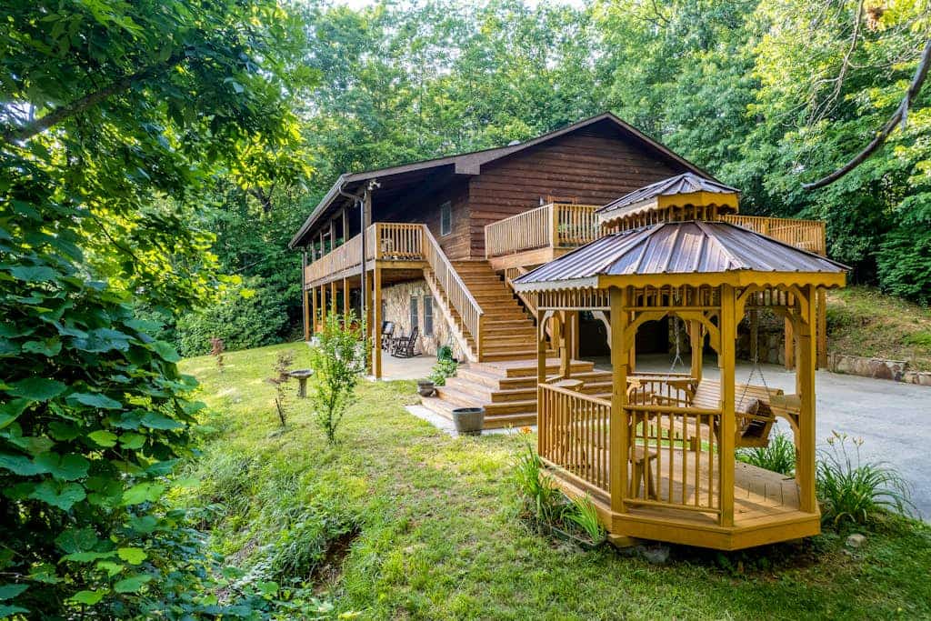 Spacious mountain getaway with game room, hot tub, fireplace & washer/dryer