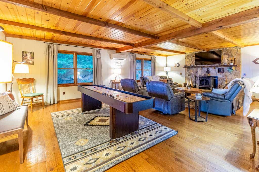 Spacious mountain getaway with game room, hot tub, fireplace & washer/dryer