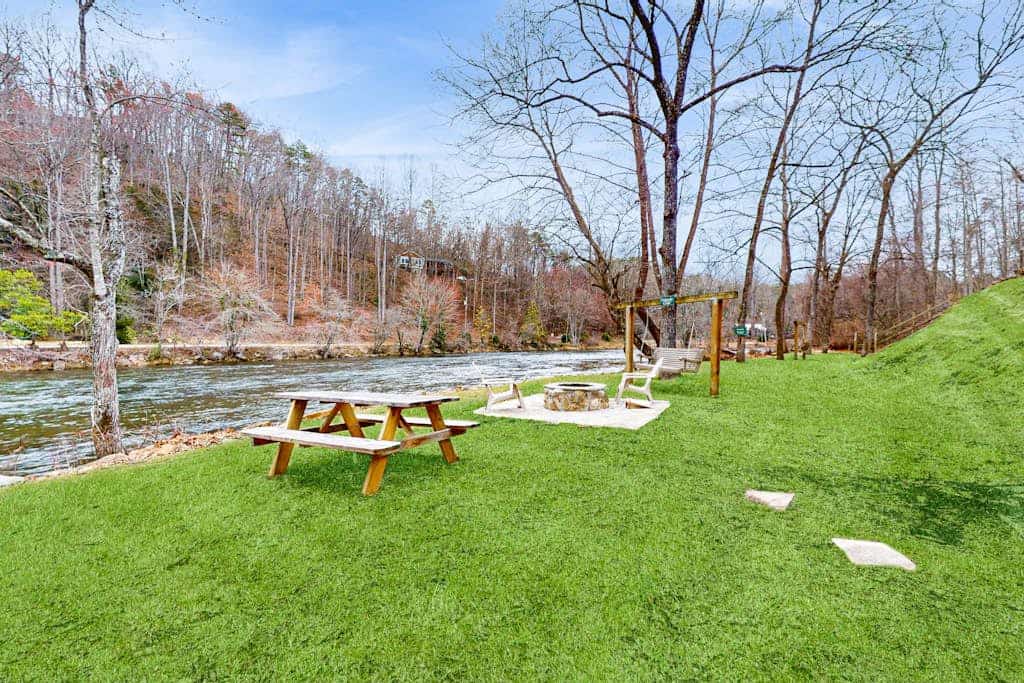 Luxurious home right on the river w/ a full kitchen - perfect for fishing