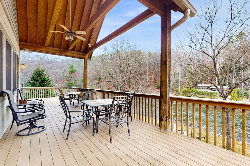 Luxurious home right on the river w/ a full kitchen - perfect for fishing